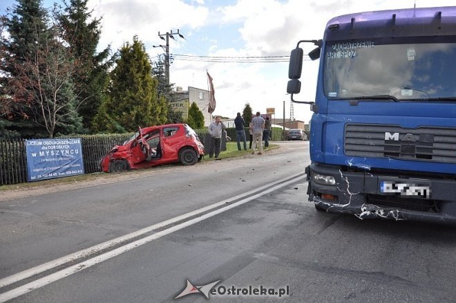 Kadzidło: Osobowy citroen wjechał pod ciężarówkę. Dwie osoby trafiły do szpitala [23.09.2013] - zdjęcie #12 - eOstroleka.pl