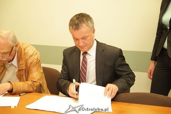 Umowa z wykonawcą samorządowej stacji segregacji odpadów komunalnych podpisana [26.09.2013] - zdjęcie #4 - eOstroleka.pl