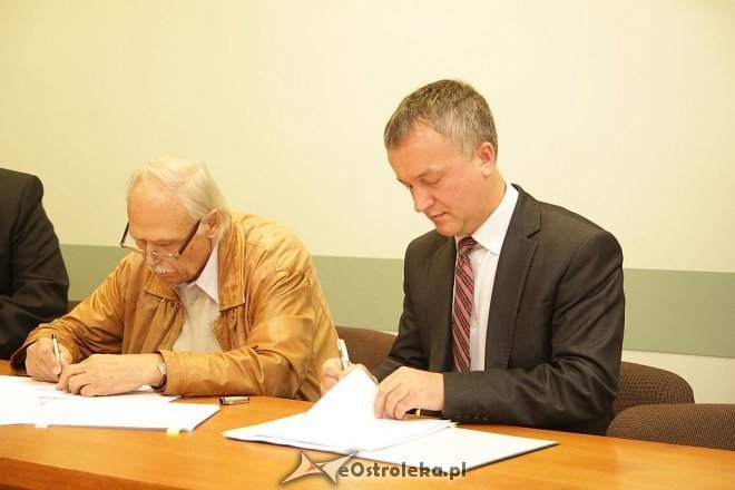 Umowa z wykonawcą samorządowej stacji segregacji odpadów komunalnych podpisana [26.09.2013] - zdjęcie #6 - eOstroleka.pl