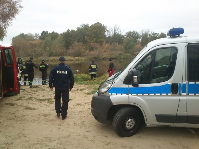 Uciekając przed policją wpadł samochodem do Narwi [WIDEO, ZDJĘCIA] - zdjęcie #2 - eOstroleka.pl