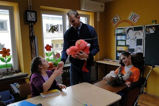 Nowożeńcy przekazali zabawki niepełnosprawnym dzieciom z „Kolorowej Szkoły” [ZDJĘCIA] - zdjęcie #2 - eOstroleka.pl