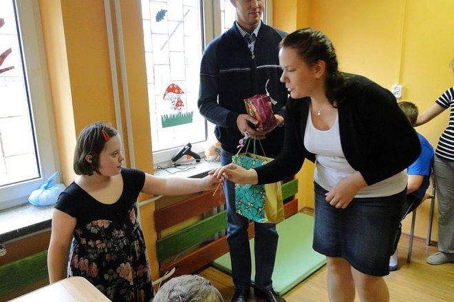 Nowożeńcy przekazali zabawki niepełnosprawnym dzieciom z „Kolorowej Szkoły” [ZDJĘCIA] - zdjęcie #3 - eOstroleka.pl