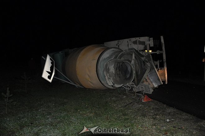 Wypadek w Laskowcu: Ciężarówka wjechała w auto osobowe. Jedna osoba trafiła do szpitala [18.10.2013] - zdjęcie #2 - eOstroleka.pl