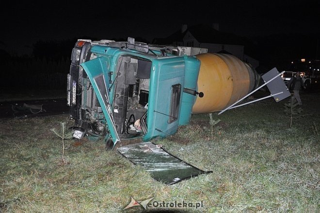 Wypadek w Laskowcu: Ciężarówka wjechała w auto osobowe. Jedna osoba trafiła do szpitala [18.10.2013] - zdjęcie #4 - eOstroleka.pl