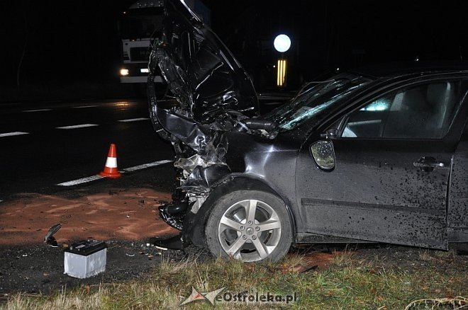 Wypadek w Laskowcu: Ciężarówka wjechała w auto osobowe. Jedna osoba trafiła do szpitala [18.10.2013] - zdjęcie #6 - eOstroleka.pl