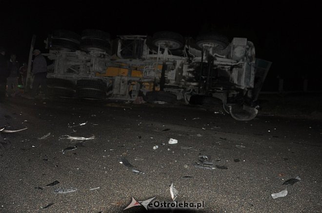 Wypadek w Laskowcu: Ciężarówka wjechała w auto osobowe. Jedna osoba trafiła do szpitala [18.10.2013] - zdjęcie #11 - eOstroleka.pl