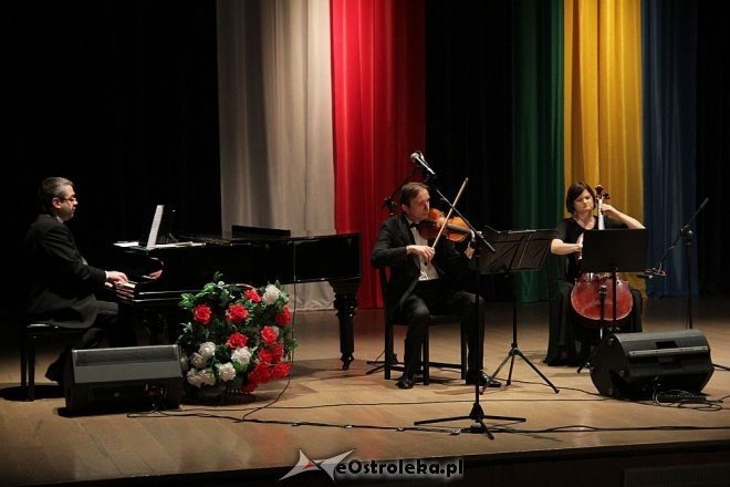 Koncert pieśni patriotycznych z okazji Święta Niepodległości w OCK [11.11.2013] - zdjęcie #3 - eOstroleka.pl