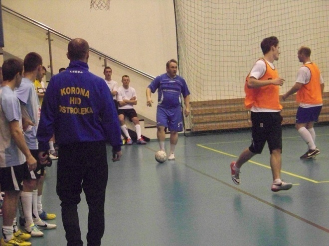 1. kolejka Nocnej Ligi Futsalu (22.11.2013) - zdjęcie #4 - eOstroleka.pl