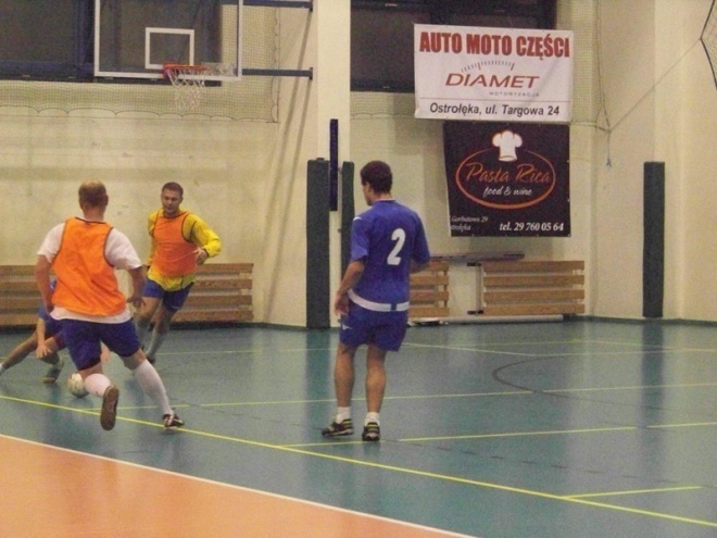 1. kolejka Nocnej Ligi Futsalu (22.11.2013) - zdjęcie #6 - eOstroleka.pl