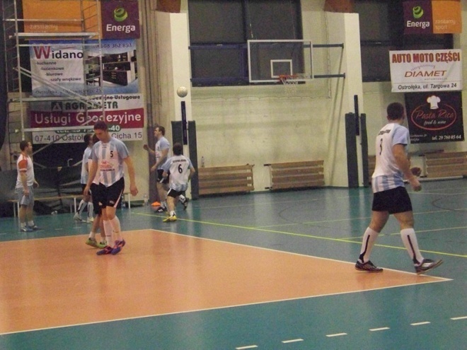 1. kolejka Nocnej Ligi Futsalu (22.11.2013) - zdjęcie #7 - eOstroleka.pl