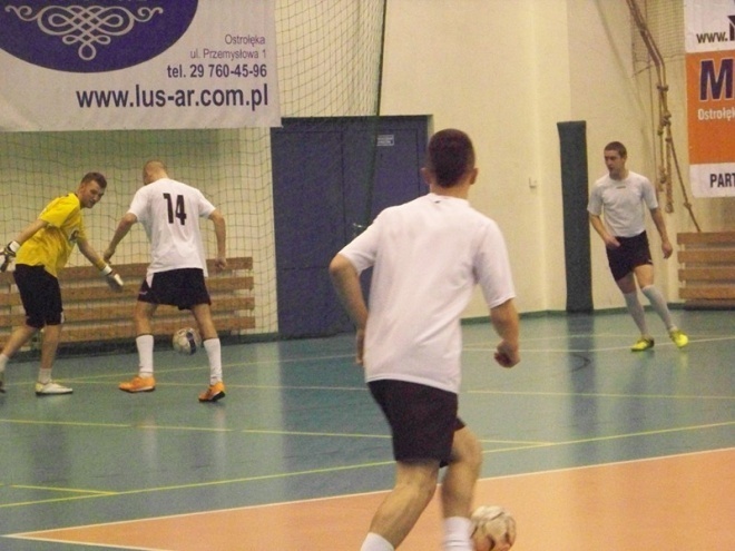 1. kolejka Nocnej Ligi Futsalu (22.11.2013) - zdjęcie #9 - eOstroleka.pl
