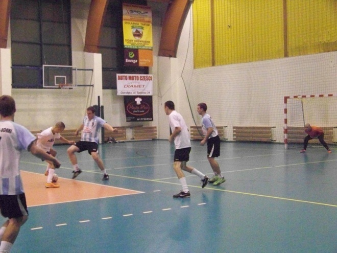 1. kolejka Nocnej Ligi Futsalu (22.11.2013) - zdjęcie #16 - eOstroleka.pl