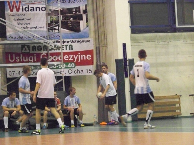 1. kolejka Nocnej Ligi Futsalu (22.11.2013) - zdjęcie #41 - eOstroleka.pl