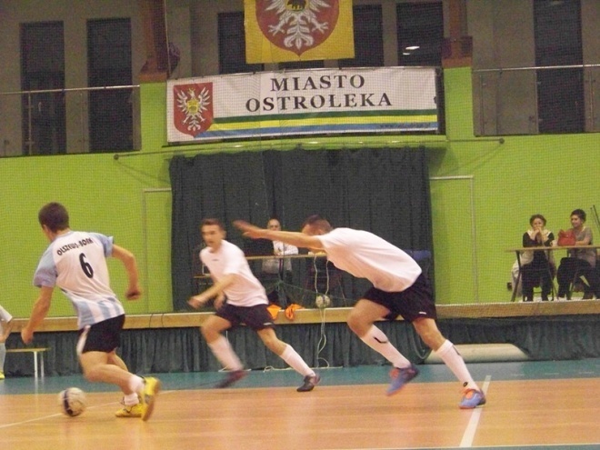 1. kolejka Nocnej Ligi Futsalu (22.11.2013) - zdjęcie #50 - eOstroleka.pl