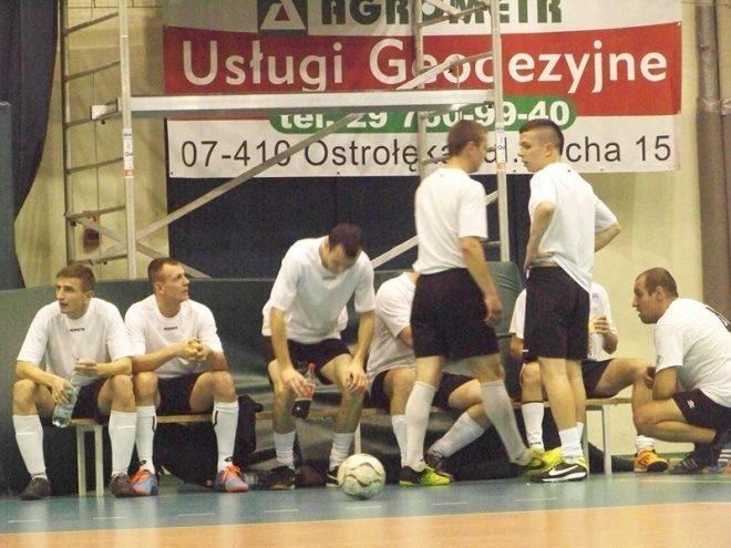 1. kolejka Nocnej Ligi Futsalu (22.11.2013) - zdjęcie #59 - eOstroleka.pl