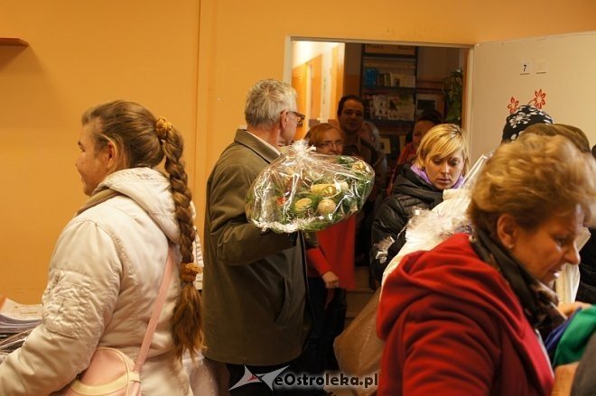 Świąteczne prace podopiecznych WTZ „Motylki” rozeszły się jak świeże bułeczki podczas kolejnego kiermaszu [06.12.2013] - zdjęcie #35 - eOstroleka.pl