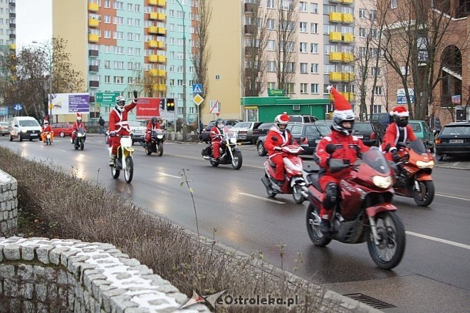Zmotoryzowani mikołaje odwiedzili ostrołęczan [07.12.2013] - zdjęcie #24 - eOstroleka.pl