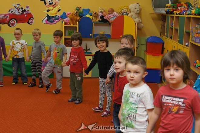 Wychowankowie Zakładu Karnego w Laskowcu czytali bajki dzieciom w Przedszkolu Miejskim nr 10 w Ostrołęce [12.12.2013] - zdjęcie #3 - eOstroleka.pl