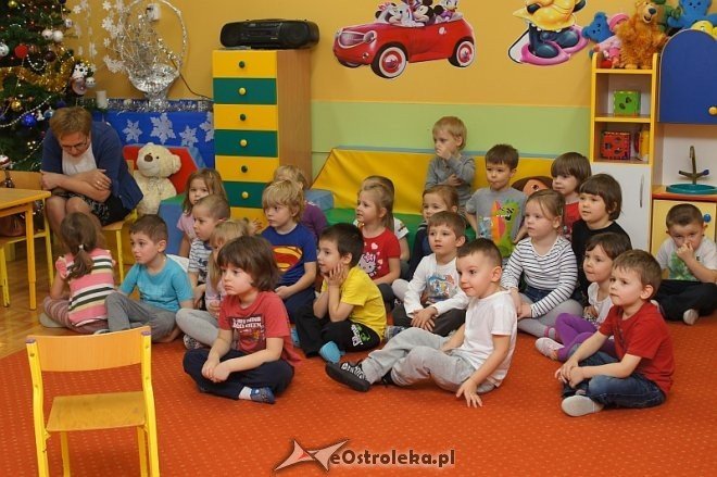 Wychowankowie Zakładu Karnego w Laskowcu czytali bajki dzieciom w Przedszkolu Miejskim nr 10 w Ostrołęce [12.12.2013] - zdjęcie #6 - eOstroleka.pl