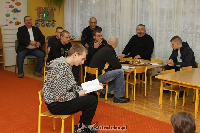 Wychowankowie Zakładu Karnego w Laskowcu czytali bajki dzieciom w Przedszkolu Miejskim nr 10 w Ostrołęce [12.12.2013] - zdjęcie #8 - eOstroleka.pl