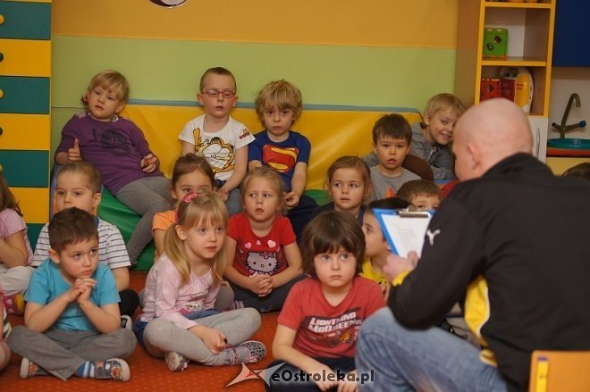 Wychowankowie Zakładu Karnego w Laskowcu czytali bajki dzieciom w Przedszkolu Miejskim nr 10 w Ostrołęce [12.12.2013] - zdjęcie #17 - eOstroleka.pl