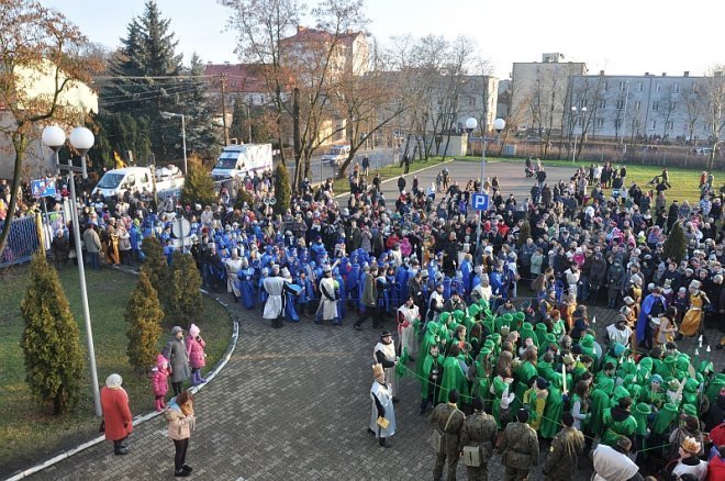 Orszak Trzech Króli ulicami Ostrołęki [06.01.2013] - zdjęcie #225 - eOstroleka.pl