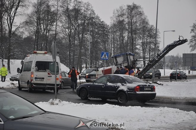 Uwaga! OSTRADA wróciła z remontem na rondo Siemowita [16.01.2013] - zdjęcie #4 - eOstroleka.pl
