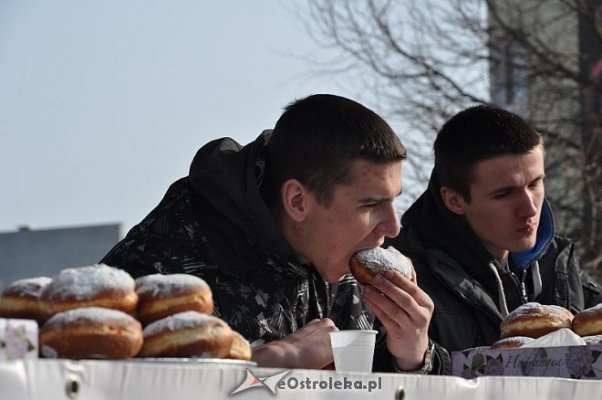 Tłusty Czwartek: Zawody w jedzeniu pączków na czas [27.02.2014] - zdjęcie #12 - eOstroleka.pl
