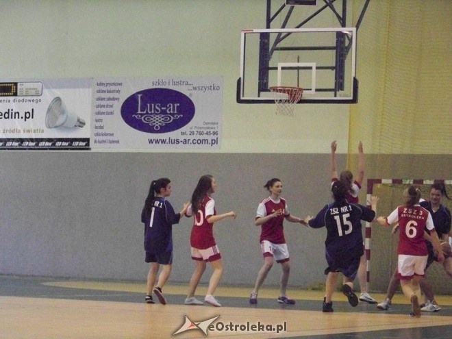 XII Mistrzostwa Miasta Ostrołęki Szkół Średnich w koszykówce kobiet (30.03.2014) - zdjęcie #12 - eOstroleka.pl