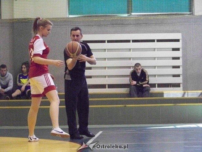 XII Mistrzostwa Miasta Ostrołęki Szkół Średnich w koszykówce kobiet (30.03.2014) - zdjęcie #50 - eOstroleka.pl