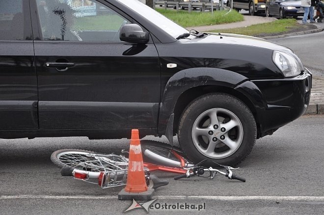 Potrącenie rowerzystki na ul. Stacha Konwy [14.04.2014]  - zdjęcie #3 - eOstroleka.pl