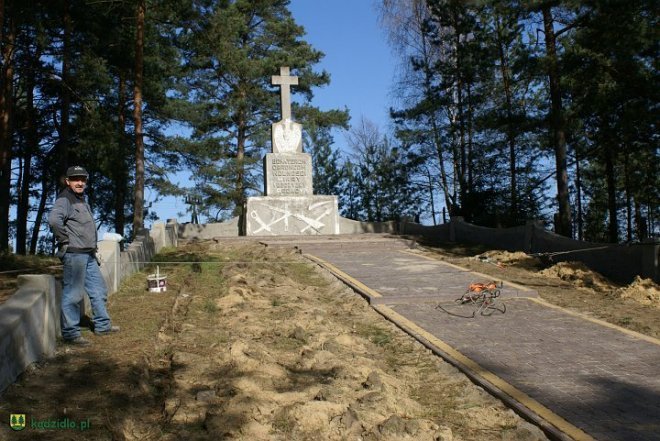 Trwa renowacja pomnika Szwedzkiego w Kadzidle [15.04.2014] - zdjęcie #2 - eOstroleka.pl