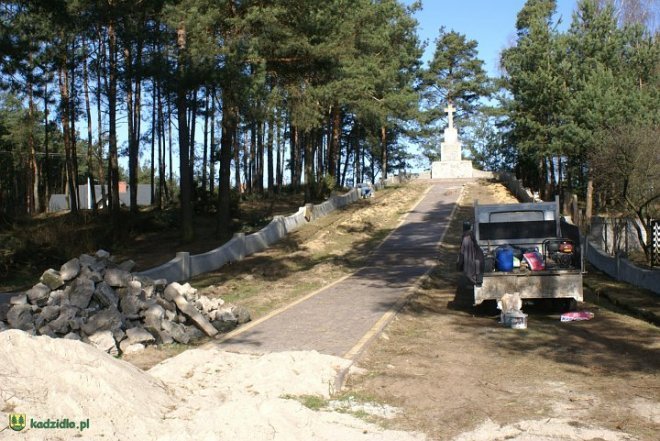 Trwa renowacja pomnika Szwedzkiego w Kadzidle [15.04.2014] - zdjęcie #7 - eOstroleka.pl
