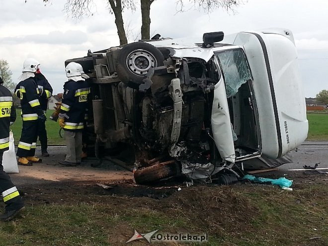 Wypadek w Ponikwi: Czołowe zderzenie ciężarówki i osobowego renault. DK-60 zablokowana [16.04.2014] - zdjęcie #14 - eOstroleka.pl