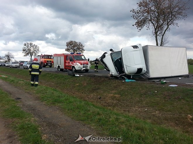 Wypadek w Ponikwi: Czołowe zderzenie ciężarówki i osobowego renault. DK-60 zablokowana [16.04.2014] - zdjęcie #15 - eOstroleka.pl