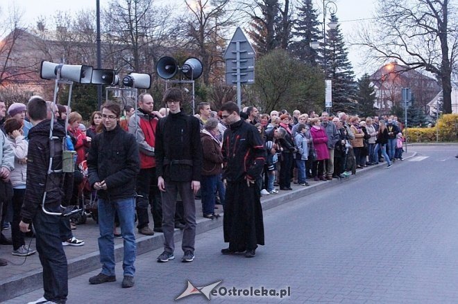 Wielki Piątek: Droga krzyżowa ulicami miasta [18.04.2014] - zdjęcie #4 - eOstroleka.pl
