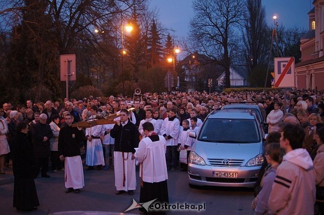 Wielki Piątek: Droga krzyżowa ulicami miasta [18.04.2014] - zdjęcie #13 - eOstroleka.pl