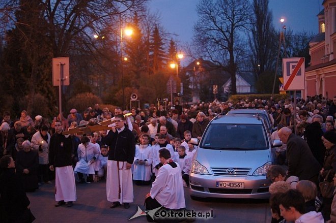 Wielki Piątek: Droga krzyżowa ulicami miasta [18.04.2014] - zdjęcie #17 - eOstroleka.pl
