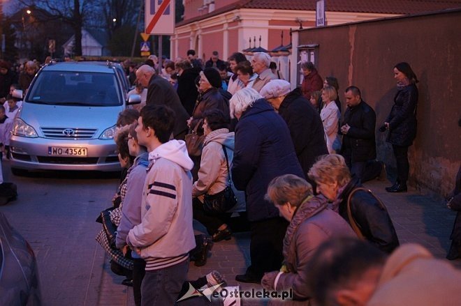 Wielki Piątek: Droga krzyżowa ulicami miasta [18.04.2014] - zdjęcie #18 - eOstroleka.pl
