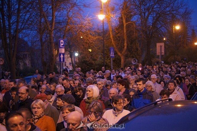 Wielki Piątek: Droga krzyżowa ulicami miasta [18.04.2014] - zdjęcie #27 - eOstroleka.pl