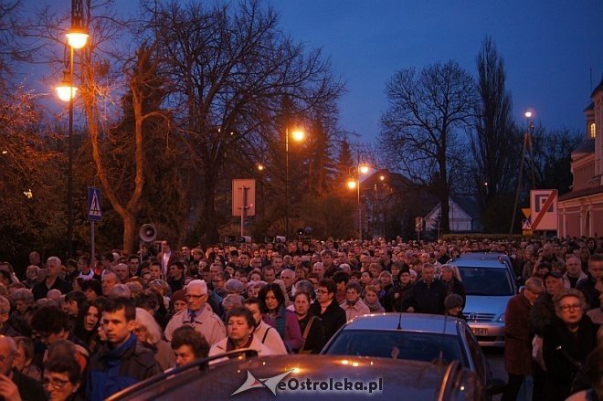 Wielki Piątek: Droga krzyżowa ulicami miasta [18.04.2014] - zdjęcie #29 - eOstroleka.pl