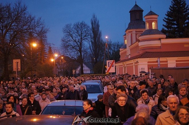 Wielki Piątek: Droga krzyżowa ulicami miasta [18.04.2014] - zdjęcie #31 - eOstroleka.pl