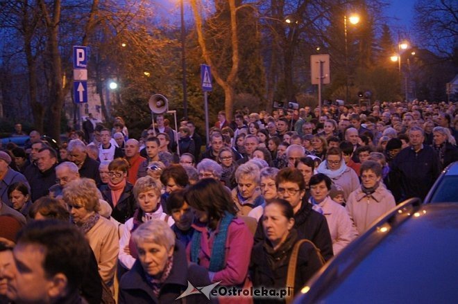 Wielki Piątek: Droga krzyżowa ulicami miasta [18.04.2014] - zdjęcie #33 - eOstroleka.pl