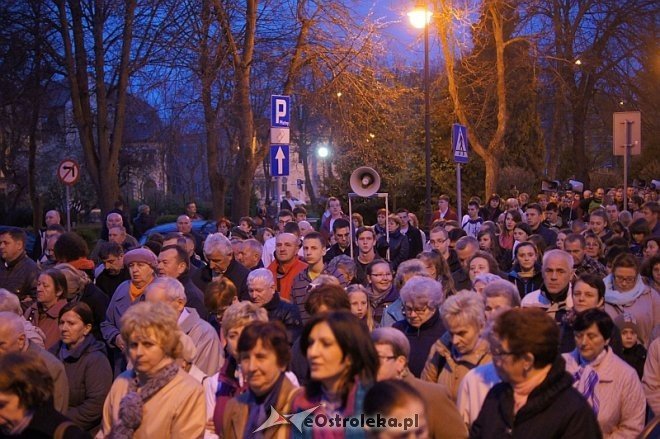 Wielki Piątek: Droga krzyżowa ulicami miasta [18.04.2014] - zdjęcie #35 - eOstroleka.pl