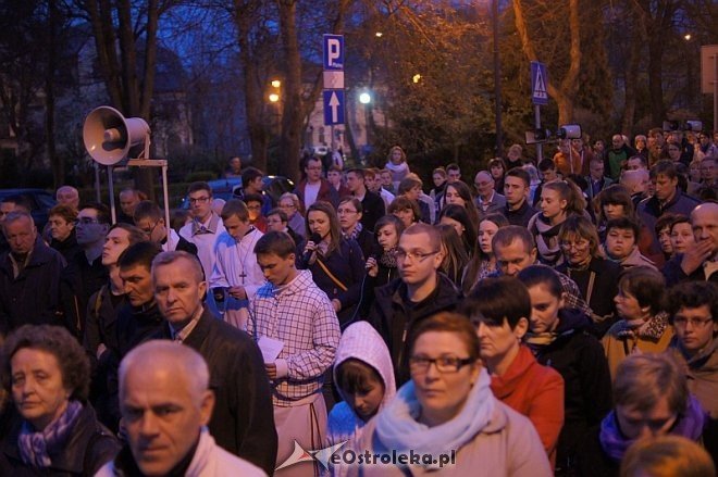Wielki Piątek: Droga krzyżowa ulicami miasta [18.04.2014] - zdjęcie #37 - eOstroleka.pl