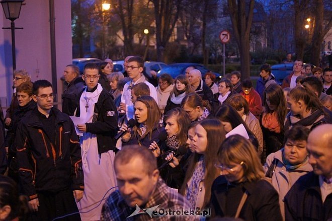Wielki Piątek: Droga krzyżowa ulicami miasta [18.04.2014] - zdjęcie #41 - eOstroleka.pl