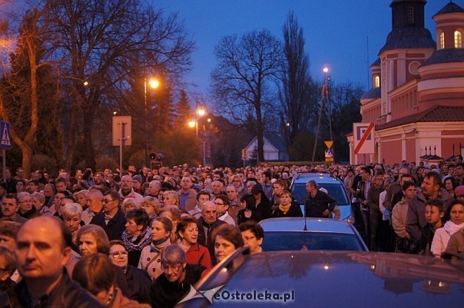 Wielki Piątek: Droga krzyżowa ulicami miasta [18.04.2014] - zdjęcie #24 - eOstroleka.pl