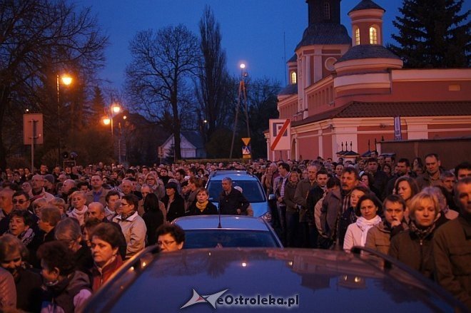 Wielki Piątek: Droga krzyżowa ulicami miasta [18.04.2014] - zdjęcie #26 - eOstroleka.pl
