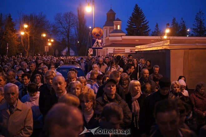 Wielki Piątek: Droga krzyżowa ulicami miasta [18.04.2014] - zdjęcie #42 - eOstroleka.pl