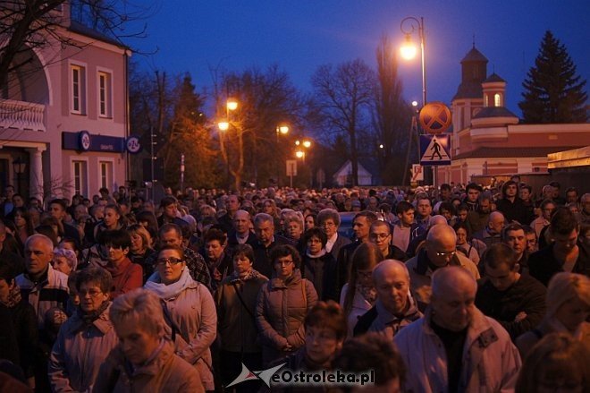 Wielki Piątek: Droga krzyżowa ulicami miasta [18.04.2014] - zdjęcie #46 - eOstroleka.pl